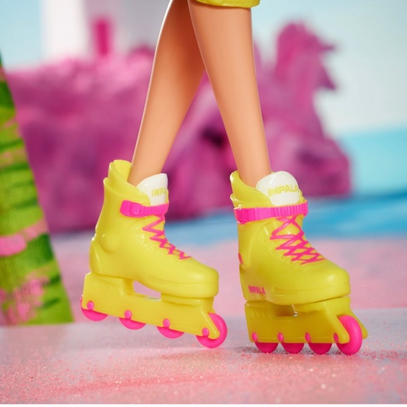 Barbie The Movie Collectible, Margot Robbie as Barbie in Inline Skating Outfit - Picture 5 of 7